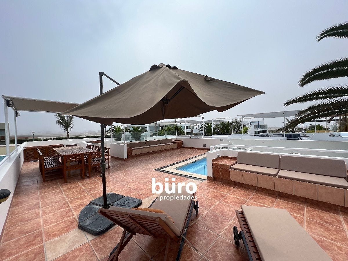 4 de 27: Zona de poltronas y piscina en la terraza