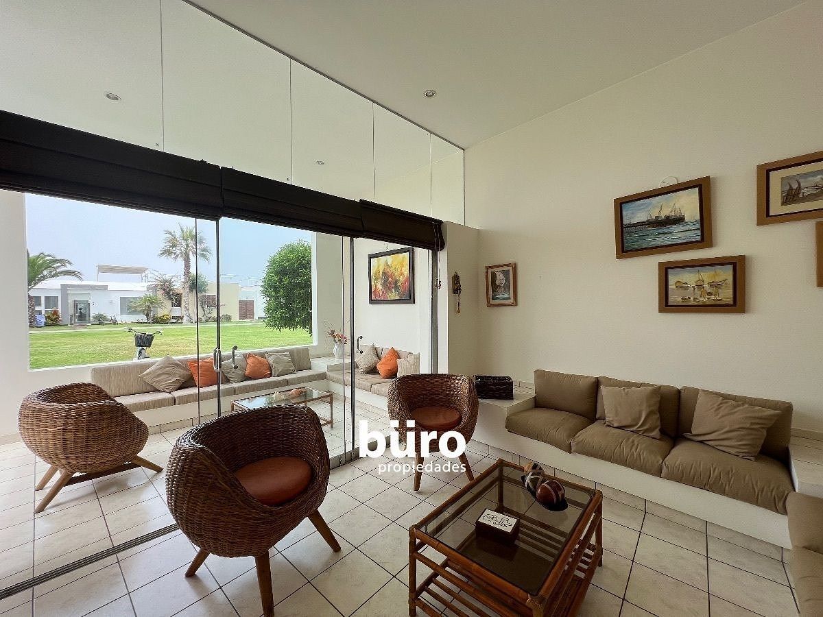 8 de 27: Sala que se junta con la terraza con mamparas abiertas