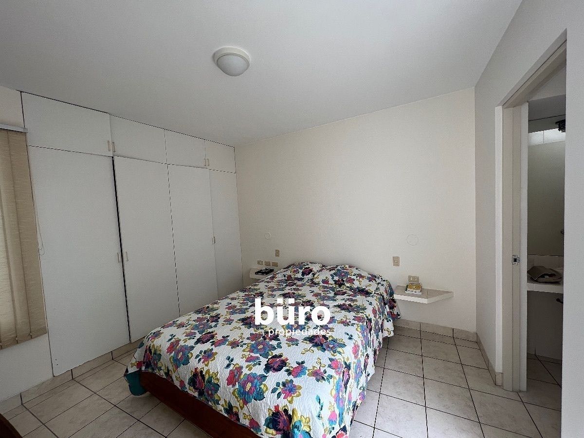 10 de 27: Dormitorio principal con baño incorporado