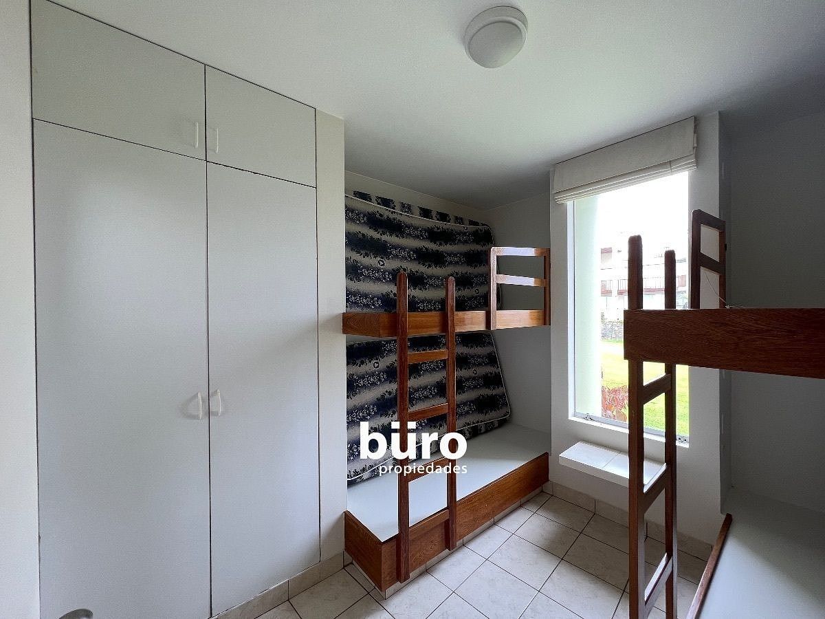 11 de 27: Segundo dormitorio en el primer piso con baño incorporado