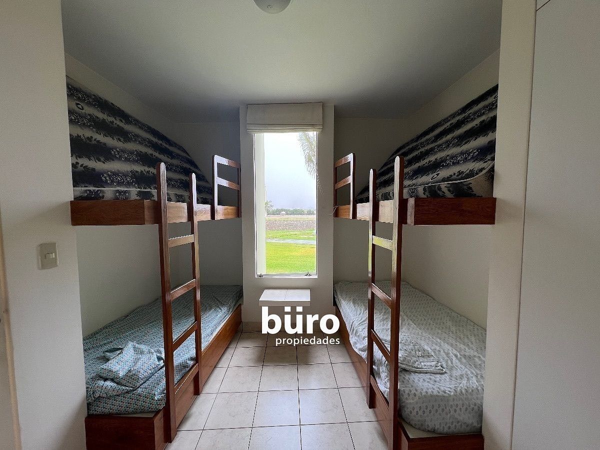 12 de 27: Tercer dormitorio con baño incorporado en el primer piso