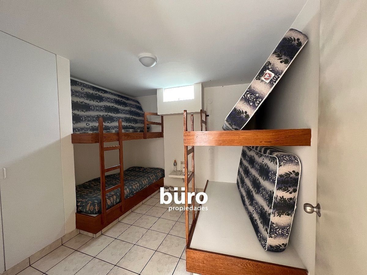 15 de 27: Cuarto dormitorio con dos camarotes en el sótano
