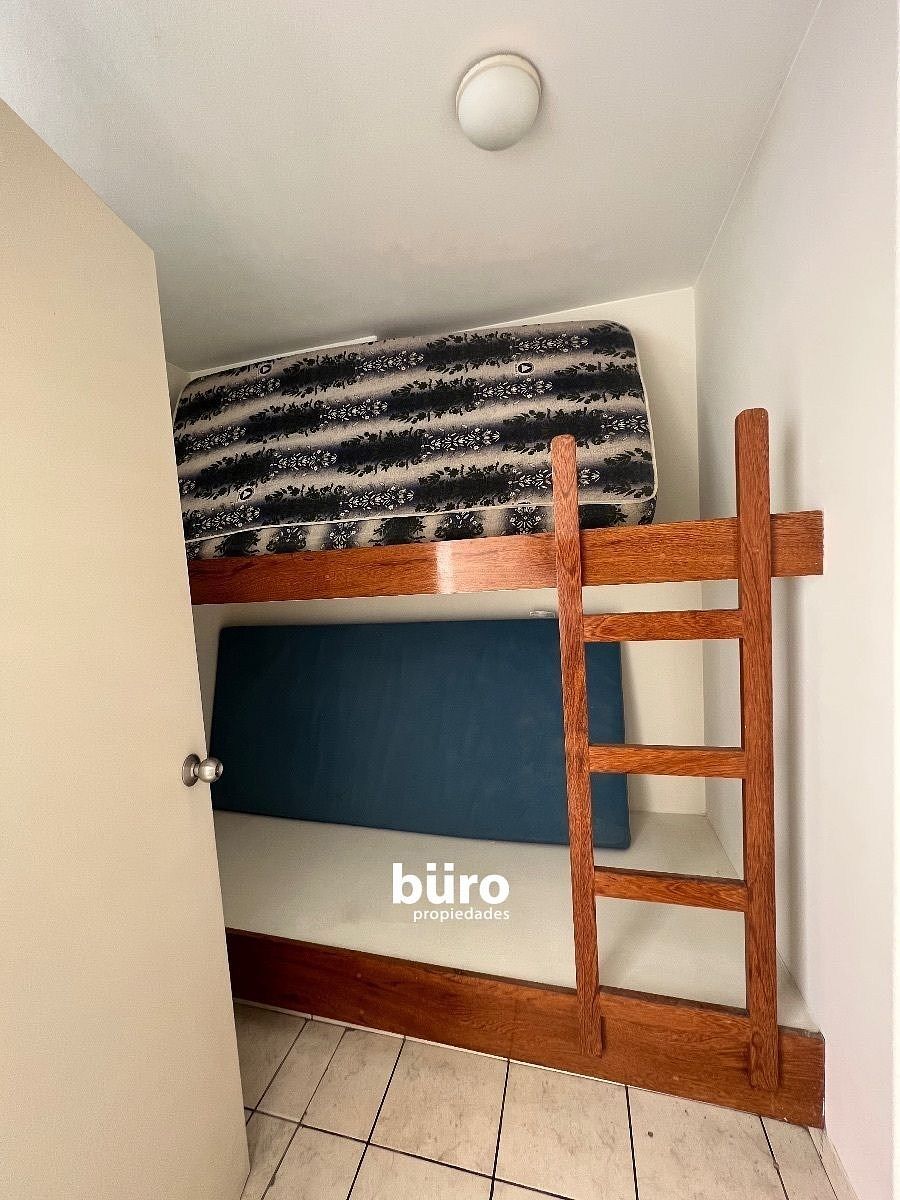 17 de 27: Sexto dormitorio con dos camarotes en el sótano.