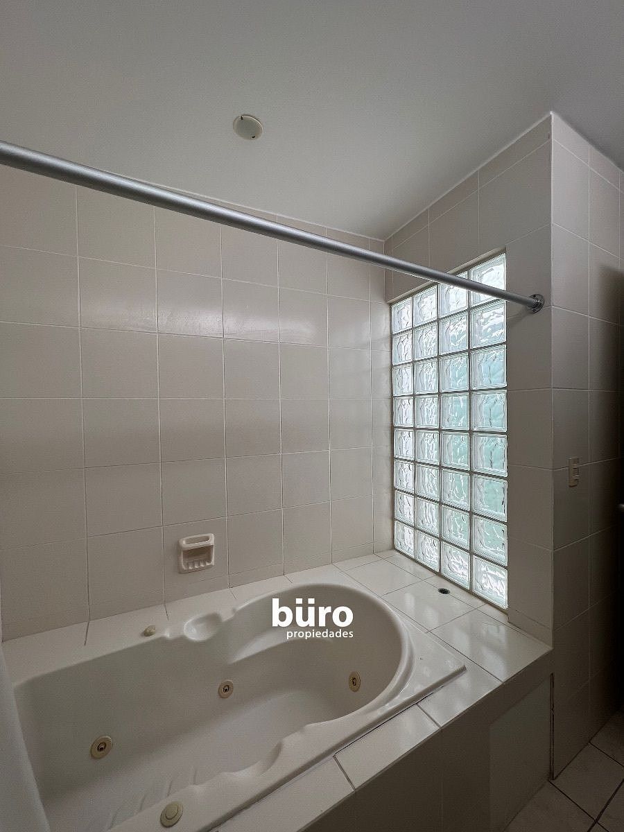 20 de 27: Baño del dormitorio principal