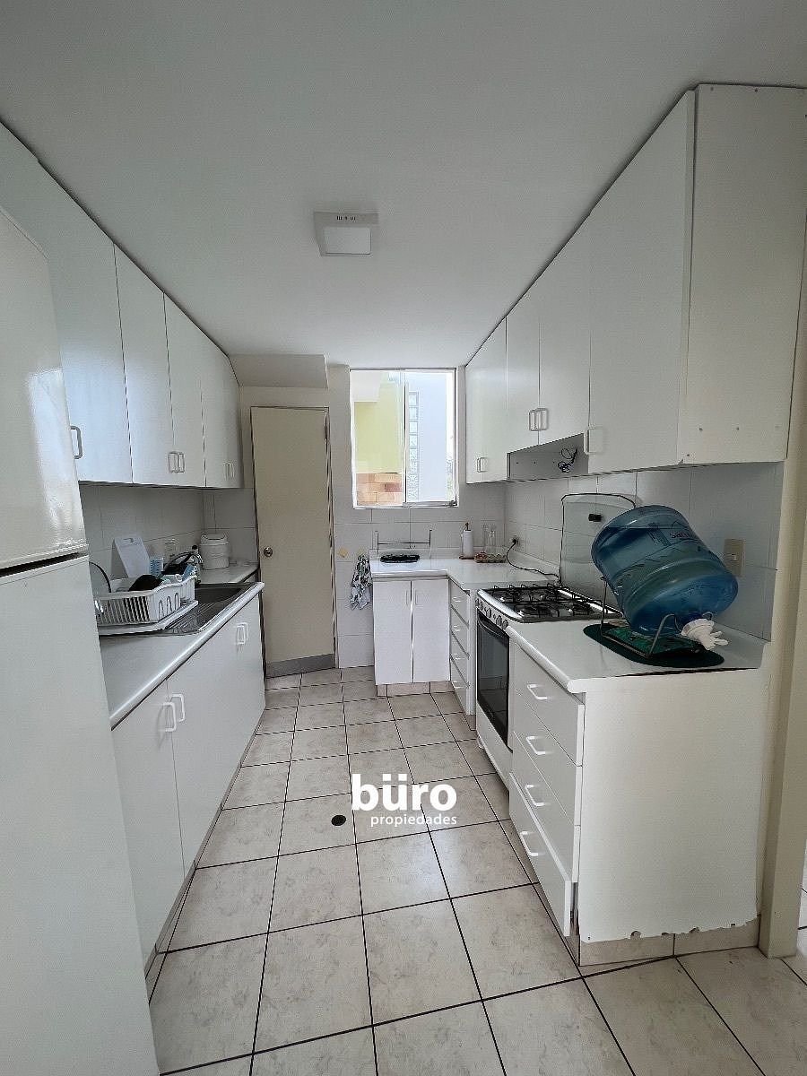 21 de 27: La cocina en el primer piso con dispensa