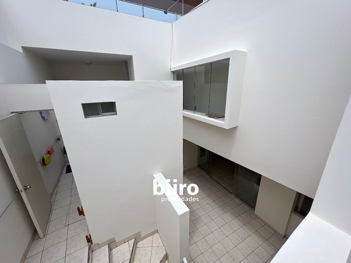 22 de 27: Los conecciones entre el patio, lavandería y baños