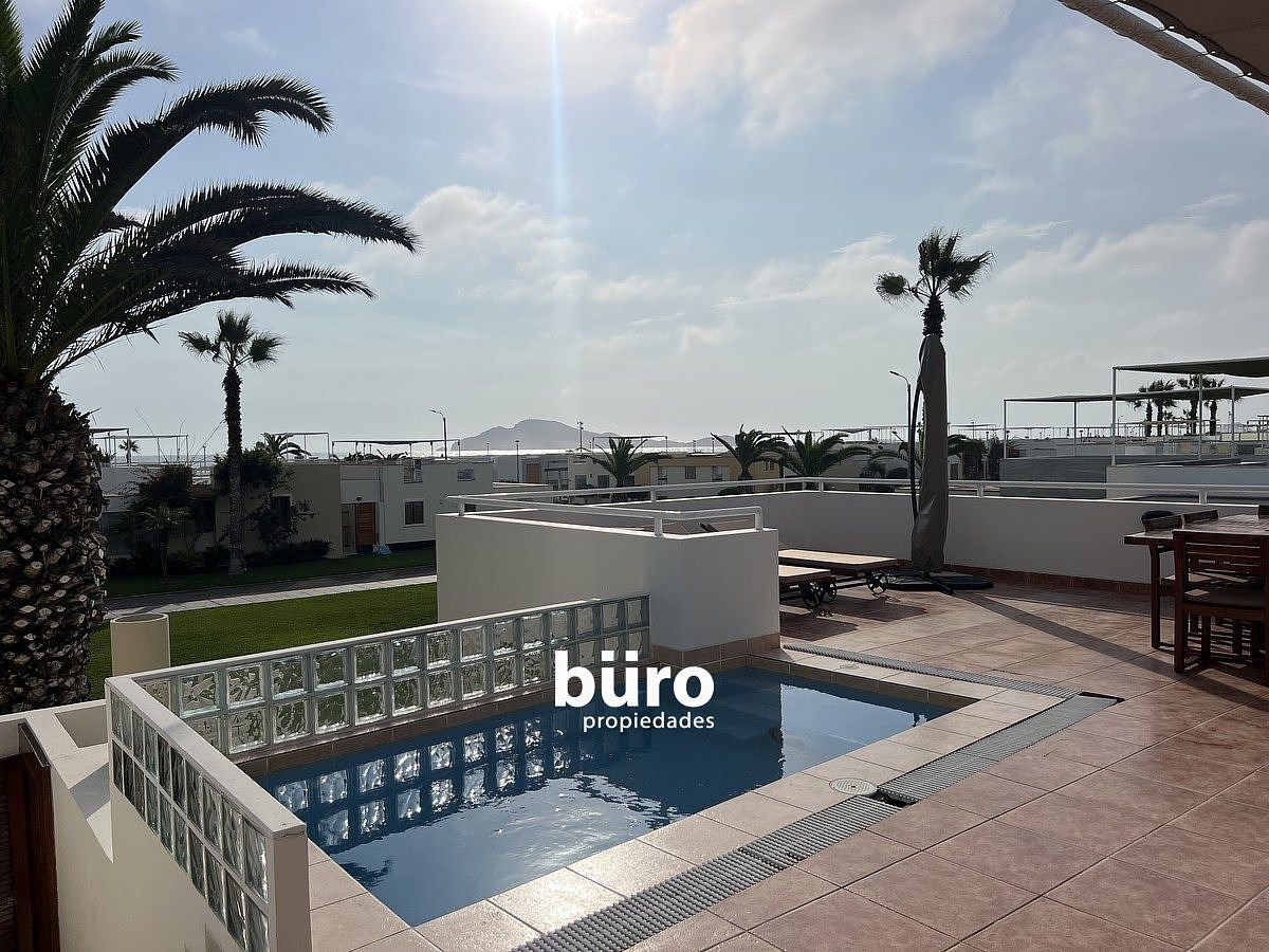 1 de 27: La terraza con piscina y vista hasta la isla de Asia