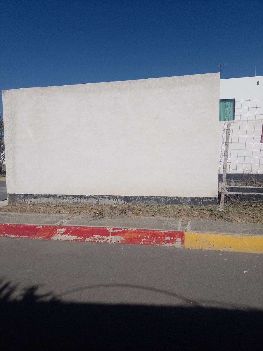 4 of 9: barda perimetral del terreno