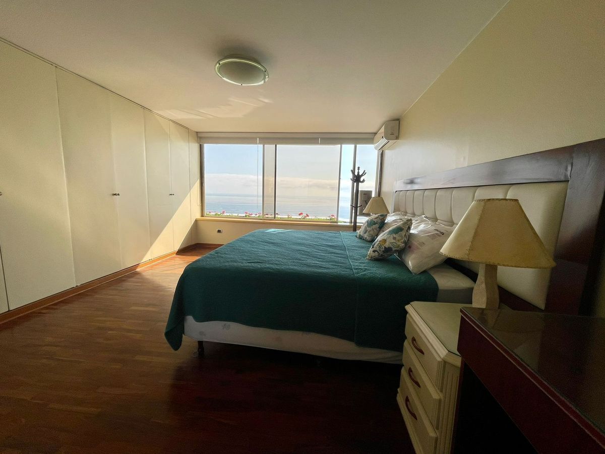 8 de 26: Dormitorio principal de buen tamaño con linda vista al mar