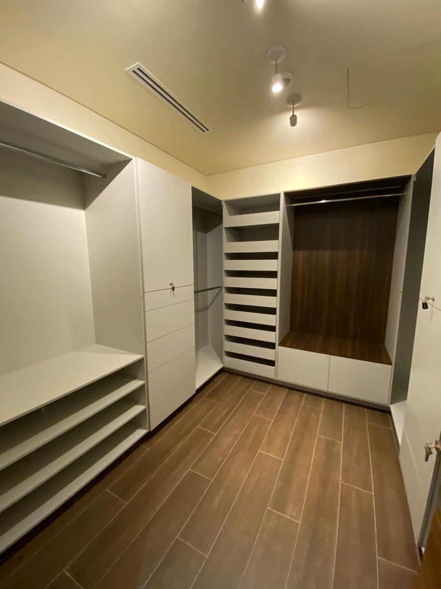 10 de 15: Amplio vestidor, con acabaos de lujo.