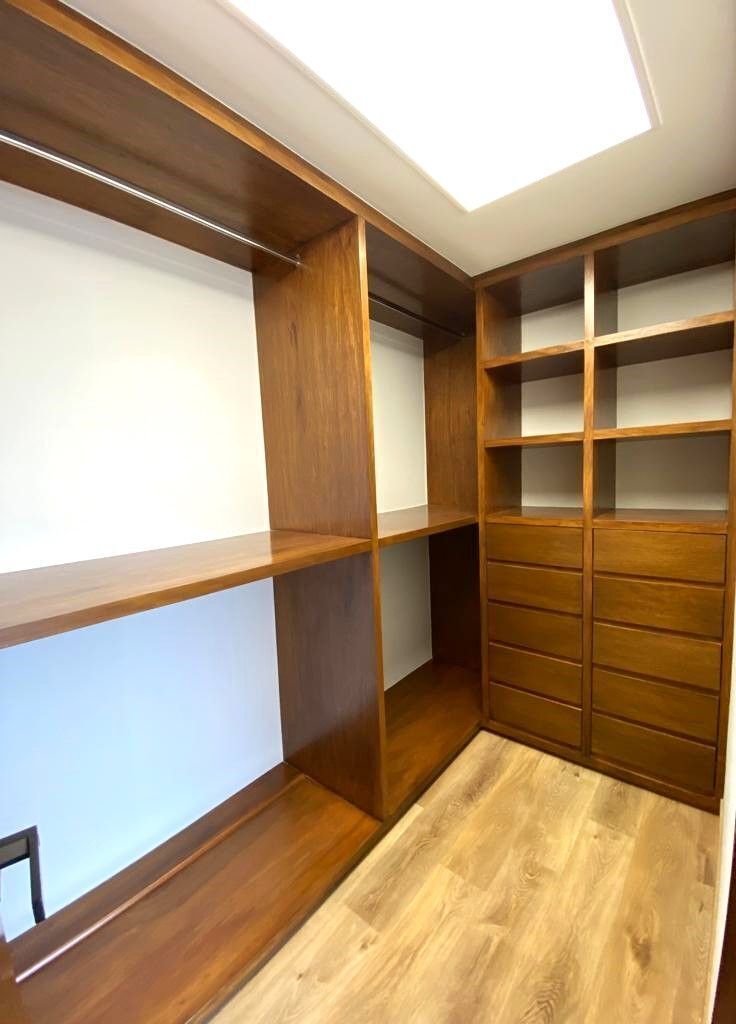 11 de 24: Vestidor de recámara principal