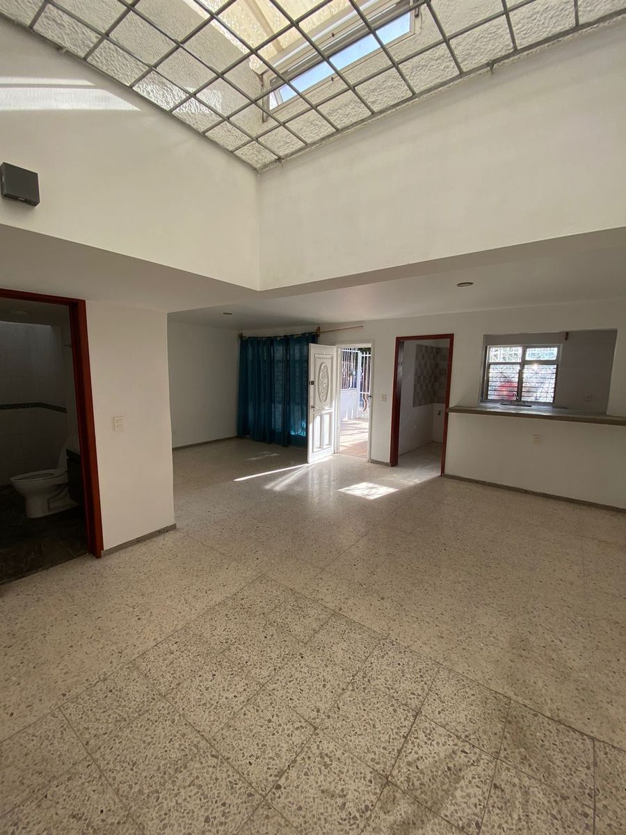 3 de 11: Recibidor, Sala y baño 