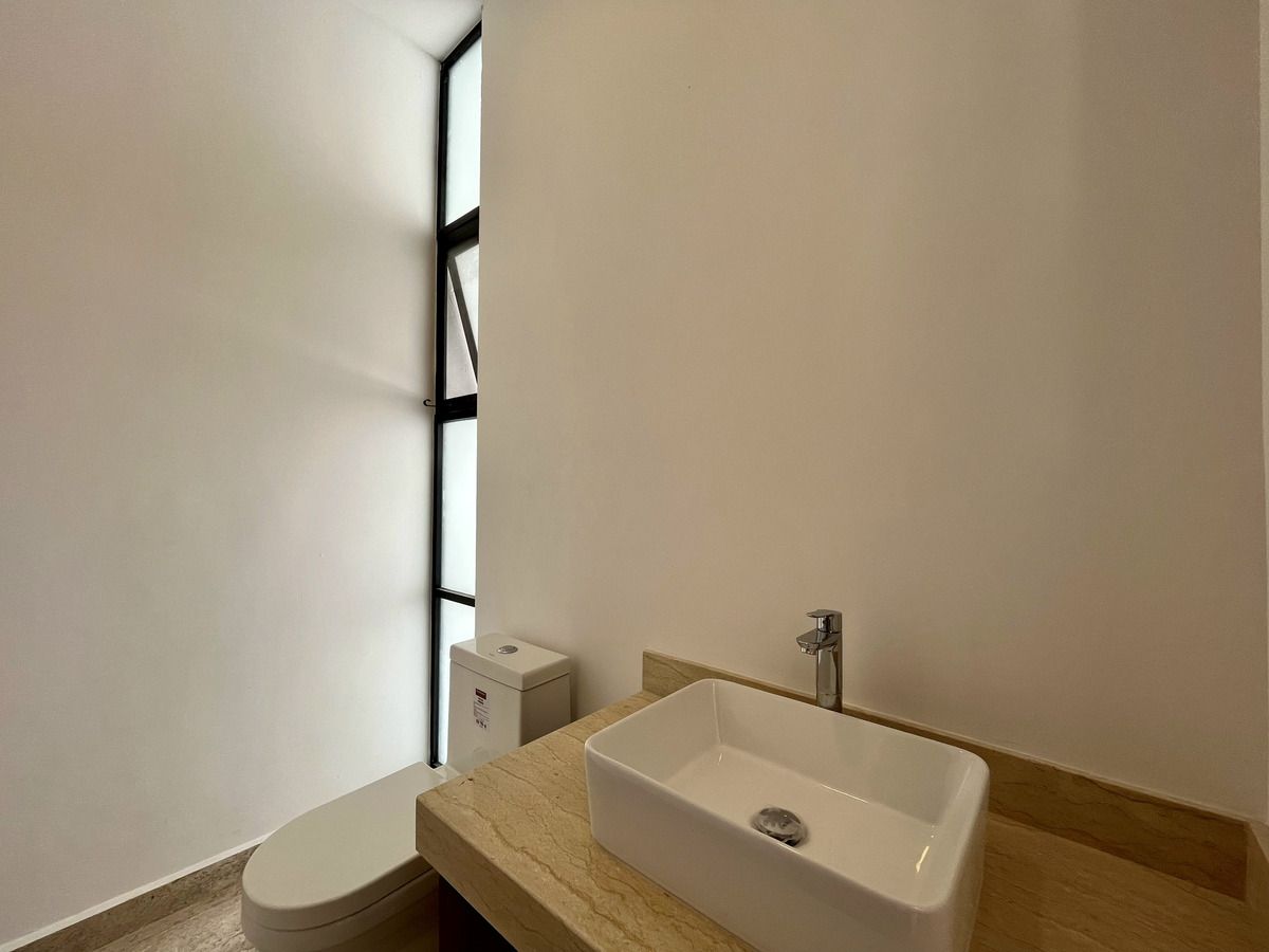 5 de 35: Baño de Visitas