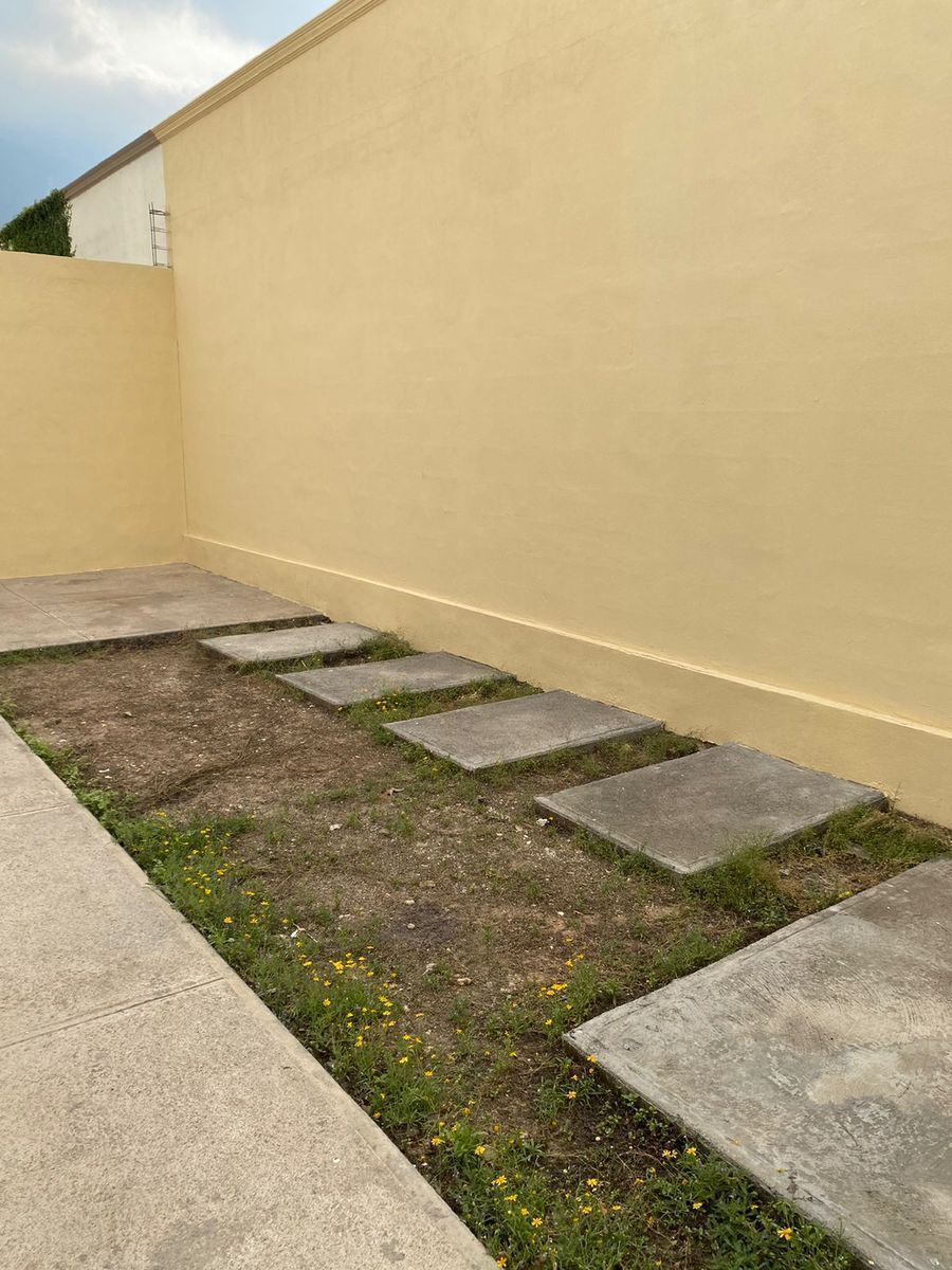 37 de 39: PATIO CON PASILLO LATERAL