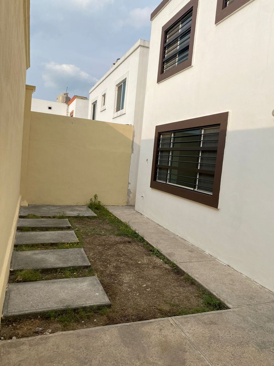 35 de 39: PATIO CON PASILLO LATERAL