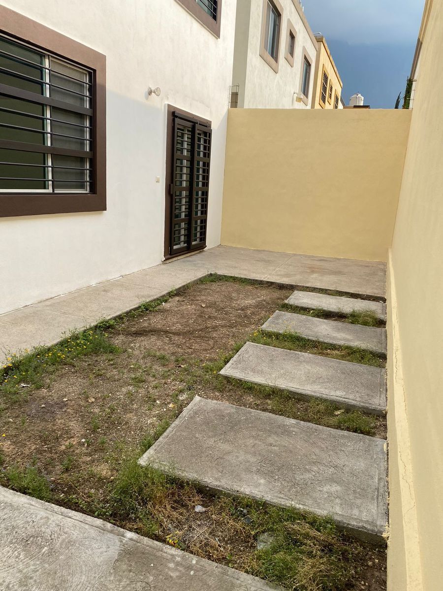 36 de 39: PATIO CON PASILLO LATERAL