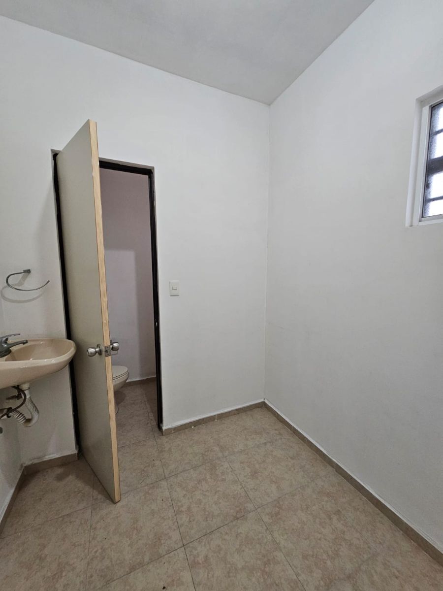 32 de 39: CUARTO  SERVICIO CON BAÑO