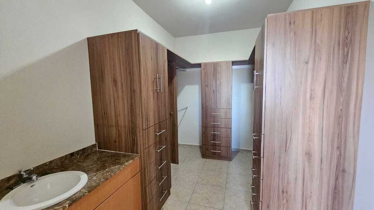 21 de 39: REC PRINCIPAL CON WALKING CLOSET Y BAÑO COMPLETO