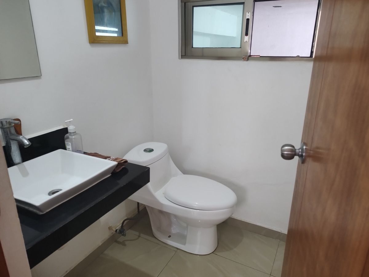 18 de 28: Medio baño para visitas. 