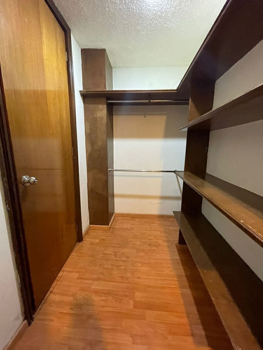7 de 15: Vestidor de recámara principal 