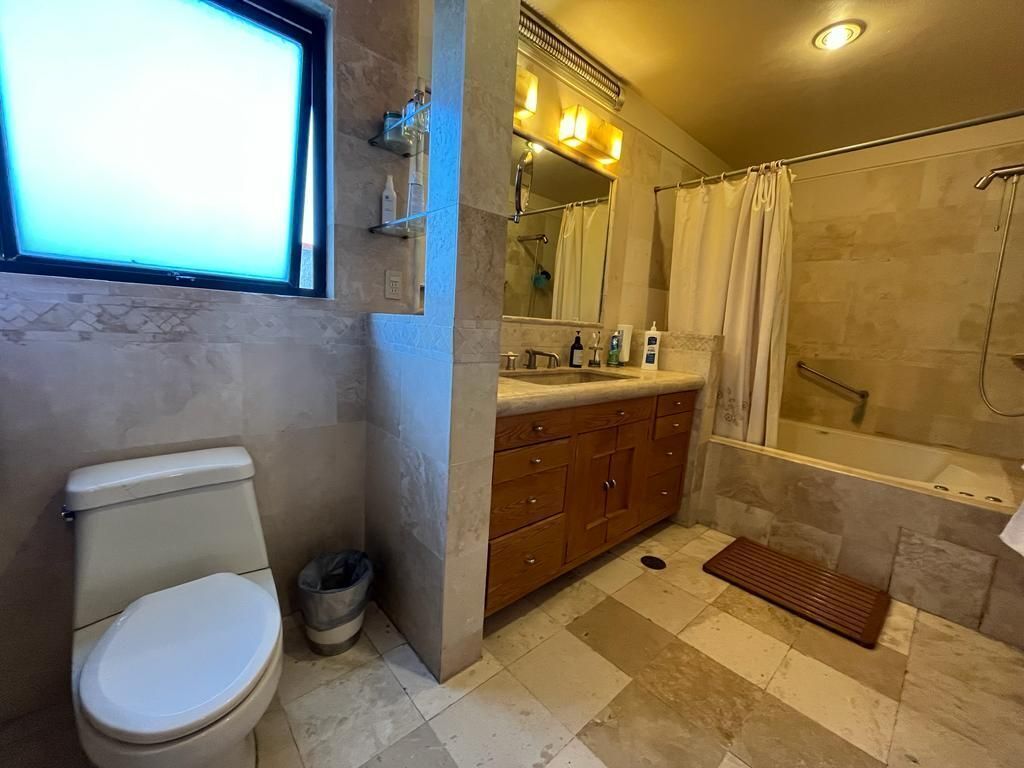 21 of 34: BAÑO PRINCIPAL CON JACUZZI