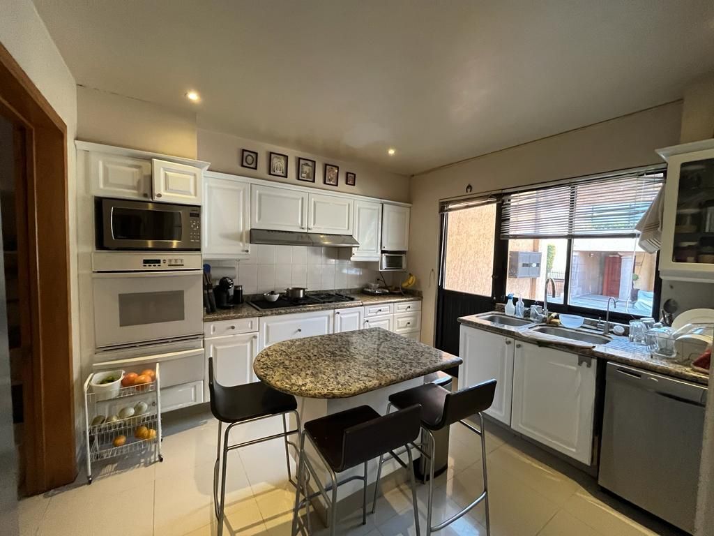 13 of 34: COCINA CON ISLA Y SALIDA AL PATIO