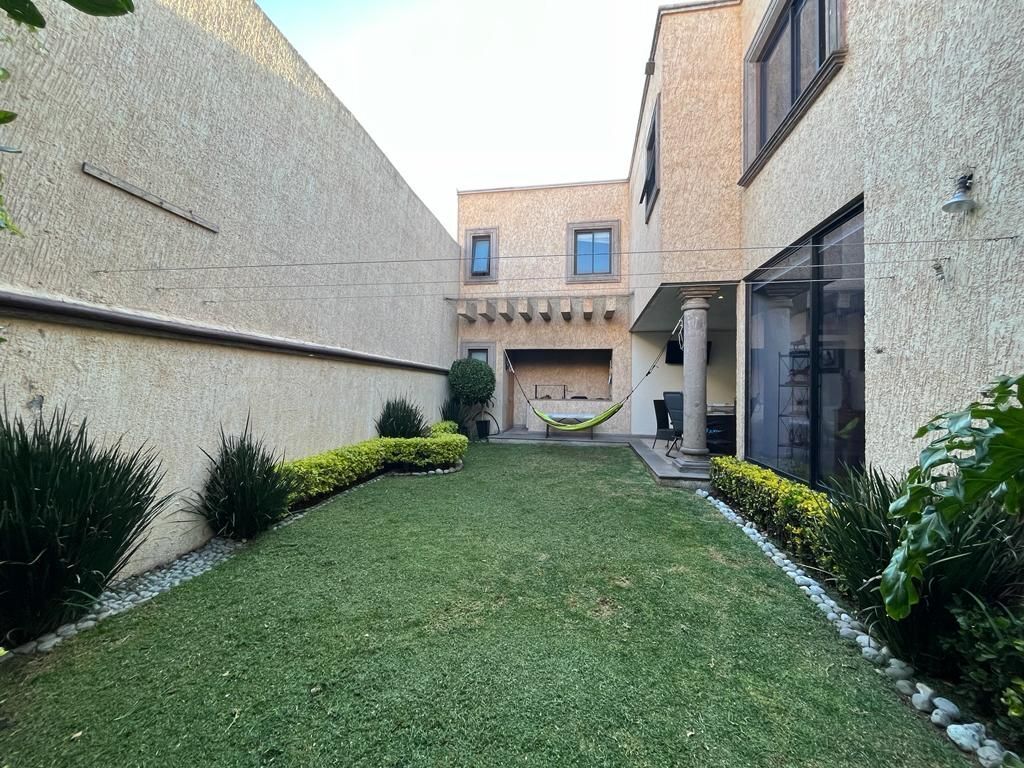 2 of 34: JARDIN CON ASADOR AL FONDO