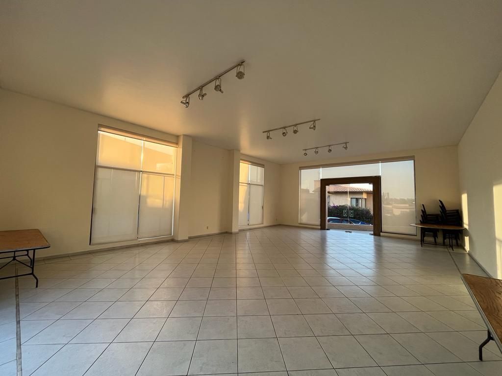 32 of 34: SALON DE FIESTAS