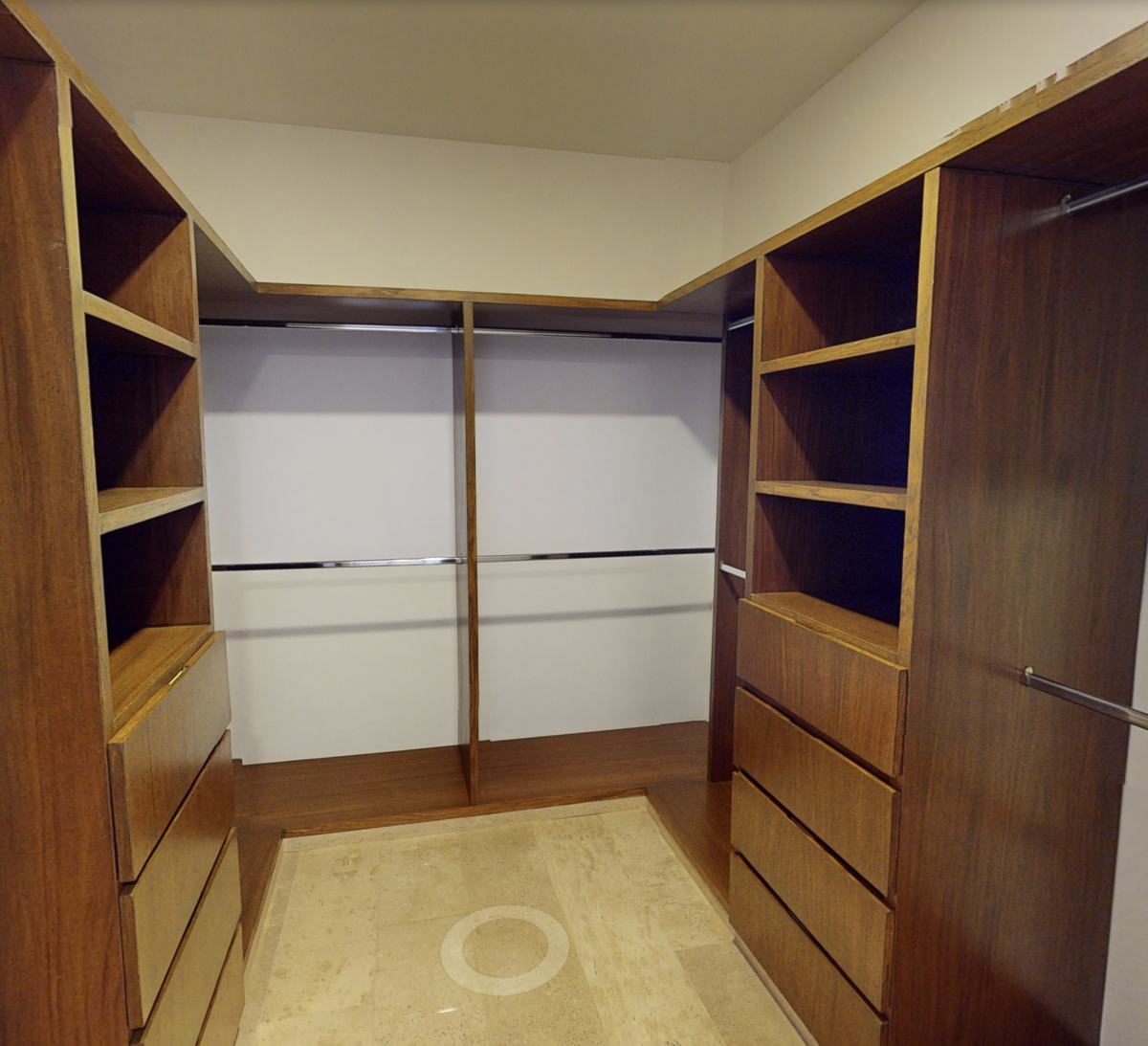 6 de 12: Closet Vestidor, Recámara Principal
