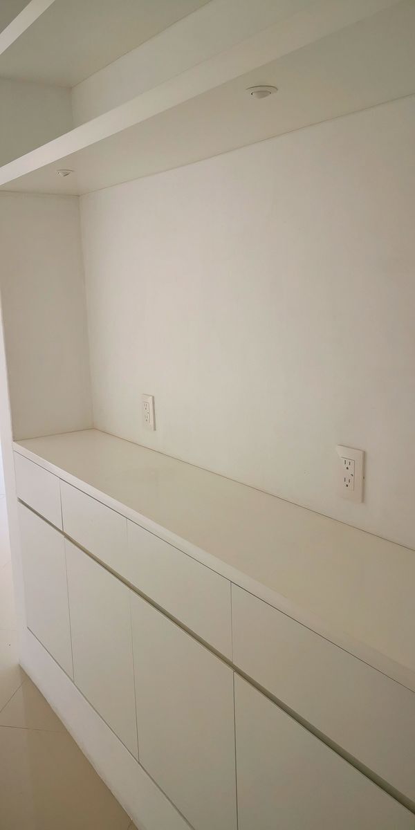 6 de 28: Bar en la division entre sala de TV y sala-comedor