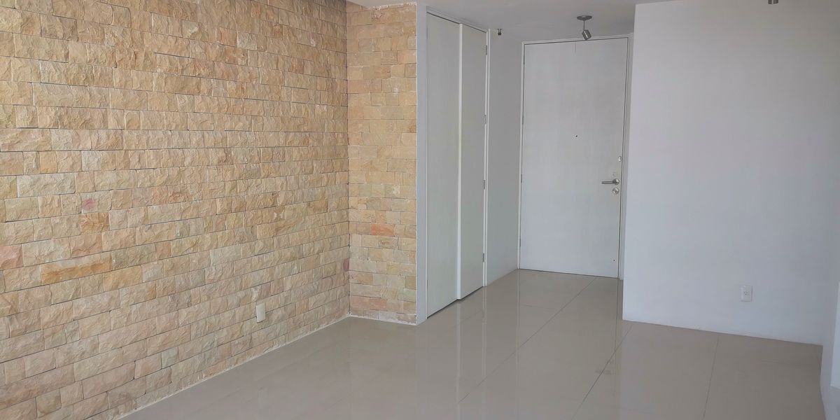 4 de 28: Puerta de entrada al depa al cuarto de TV