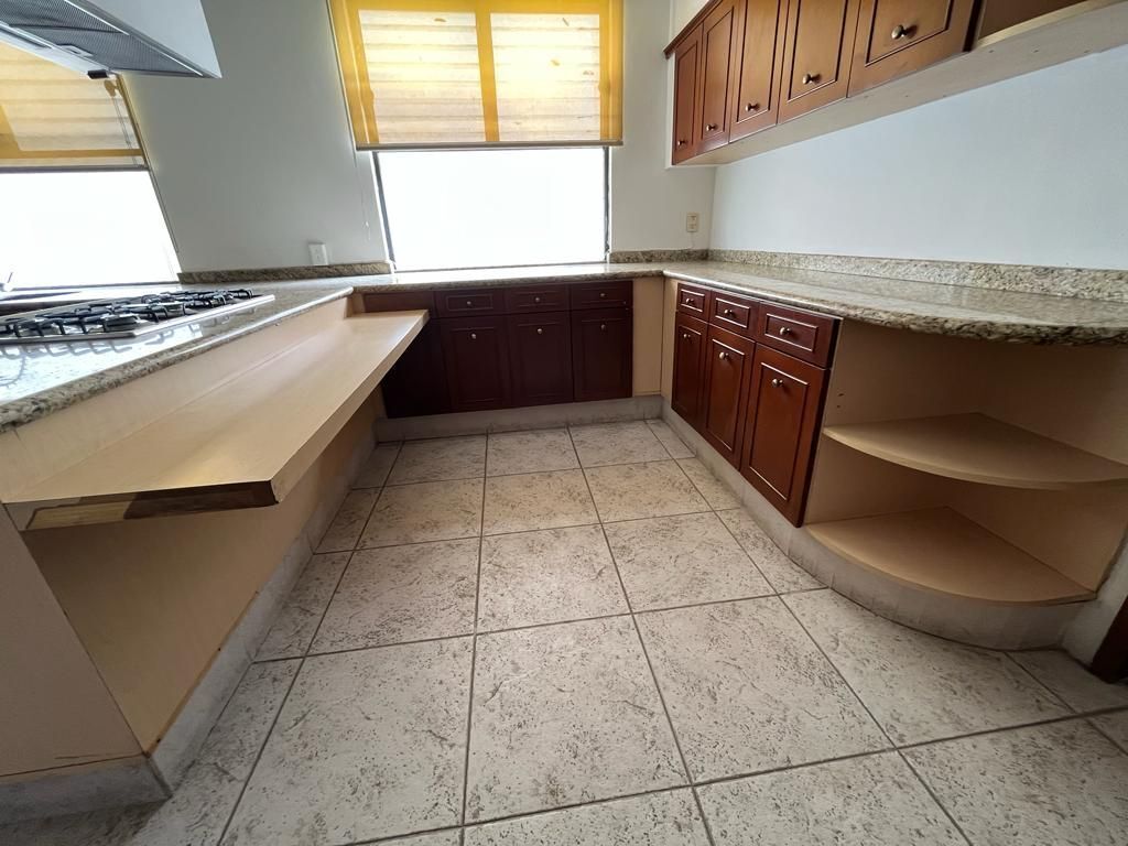 12 de 22: Cocina integral con barra para desayunar