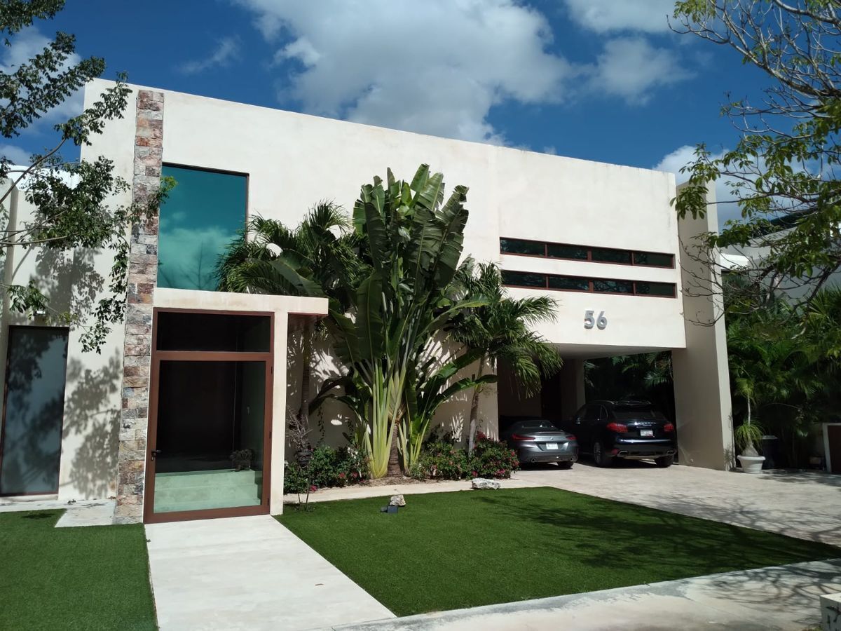 Casa en venta en el Yucatán Country Club, Mérida, con amplios espacios