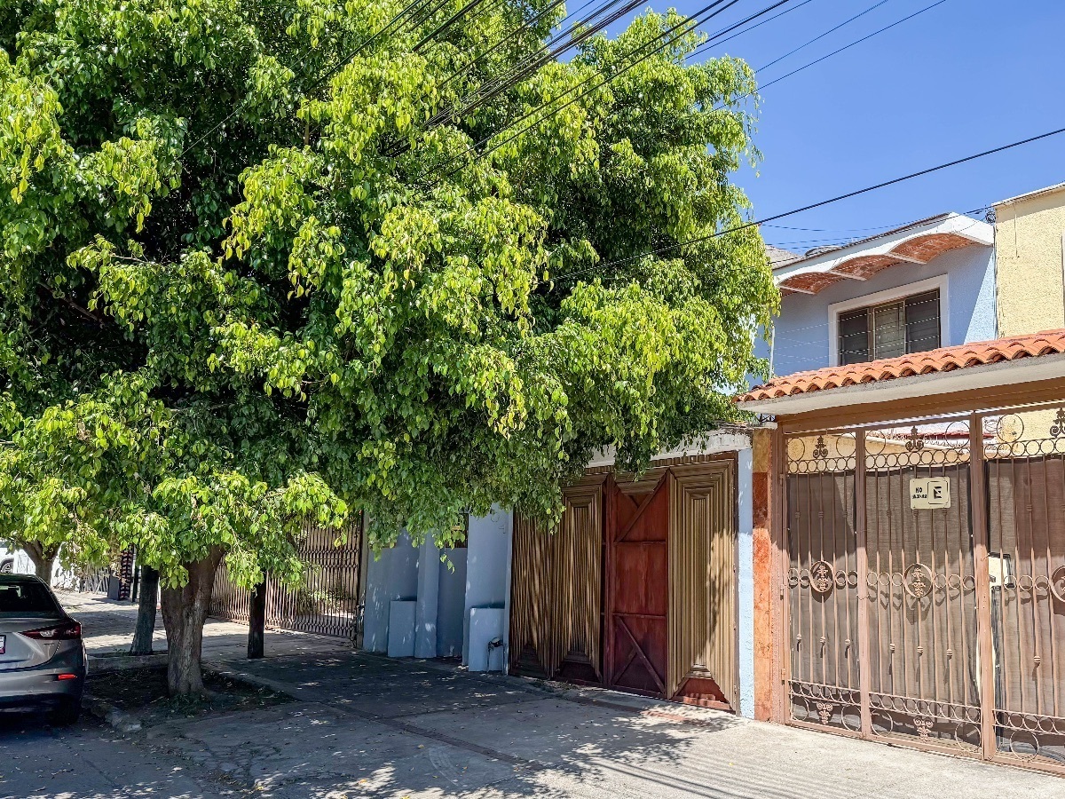 Casa en Venta en Av. Conchita, Loma Bonita, Zapopan
