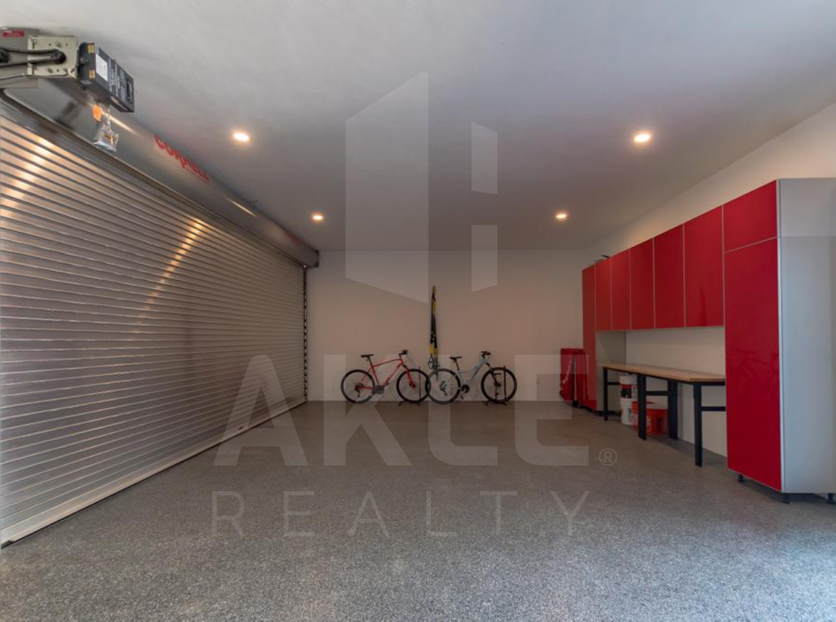 14 de 14: GARAGE CON PISO EPÓXICO, PUERTA ENROLLABLE Y MUEBLE  