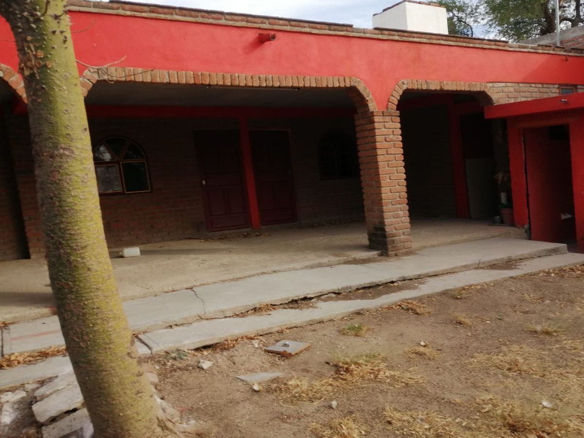 5 of 13: Pórtico de la casa