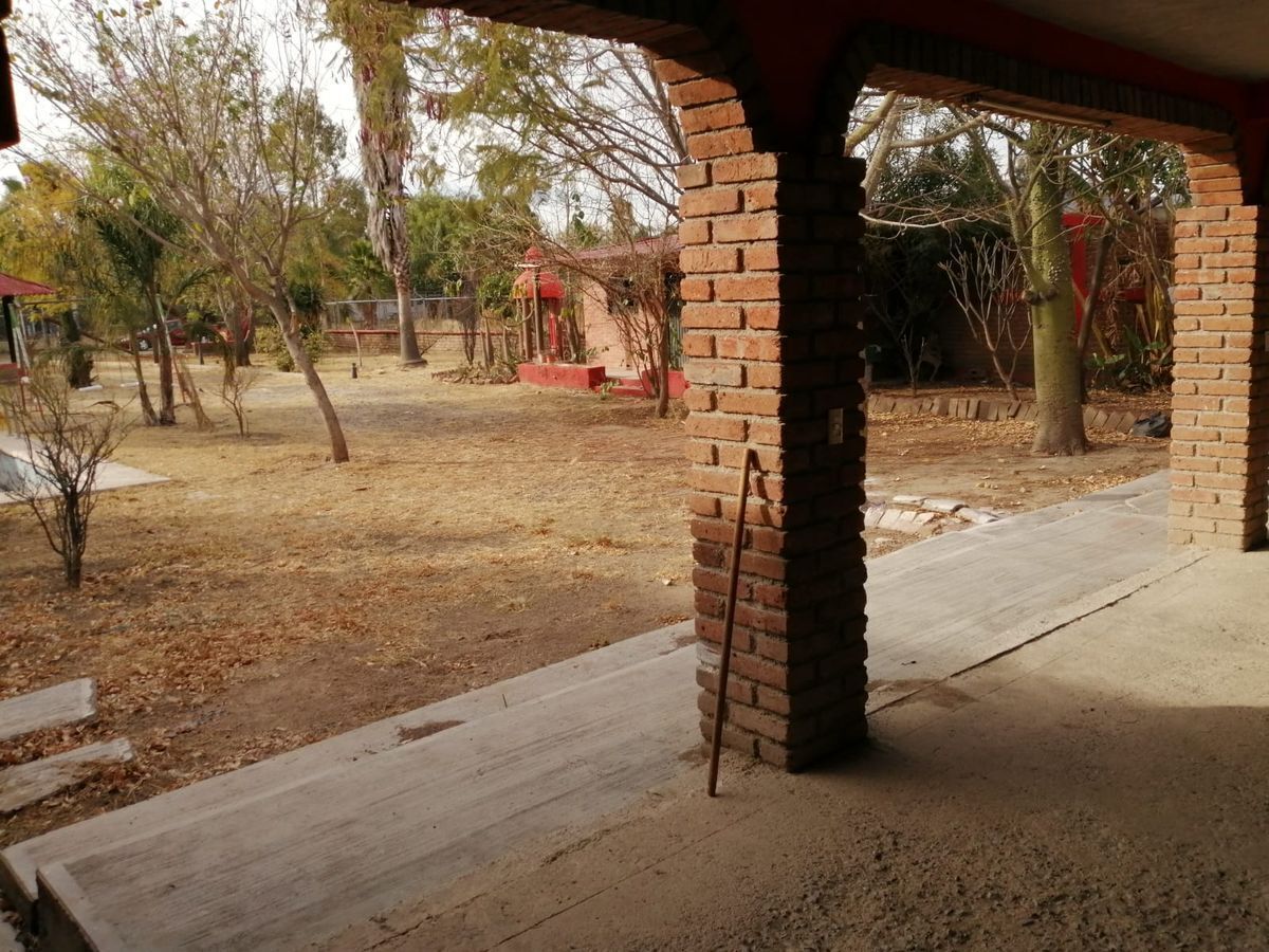 6 of 13: Pórtico de la casa