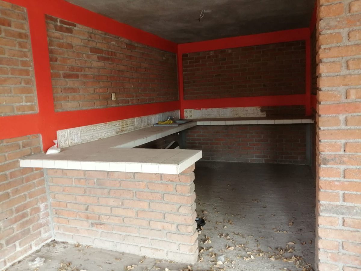 7 of 13: Cocina abierta a pórtico