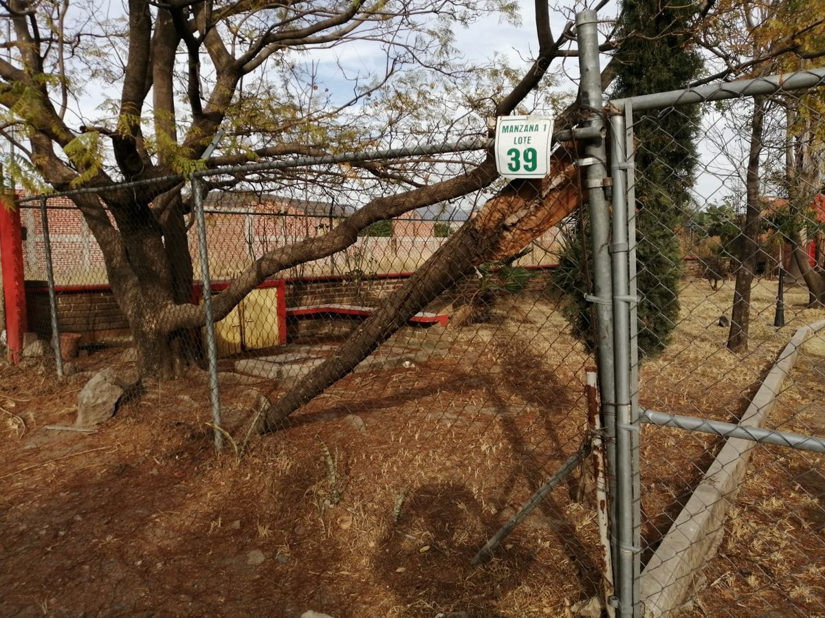 10 of 13: Cisterna, bardas y cercado