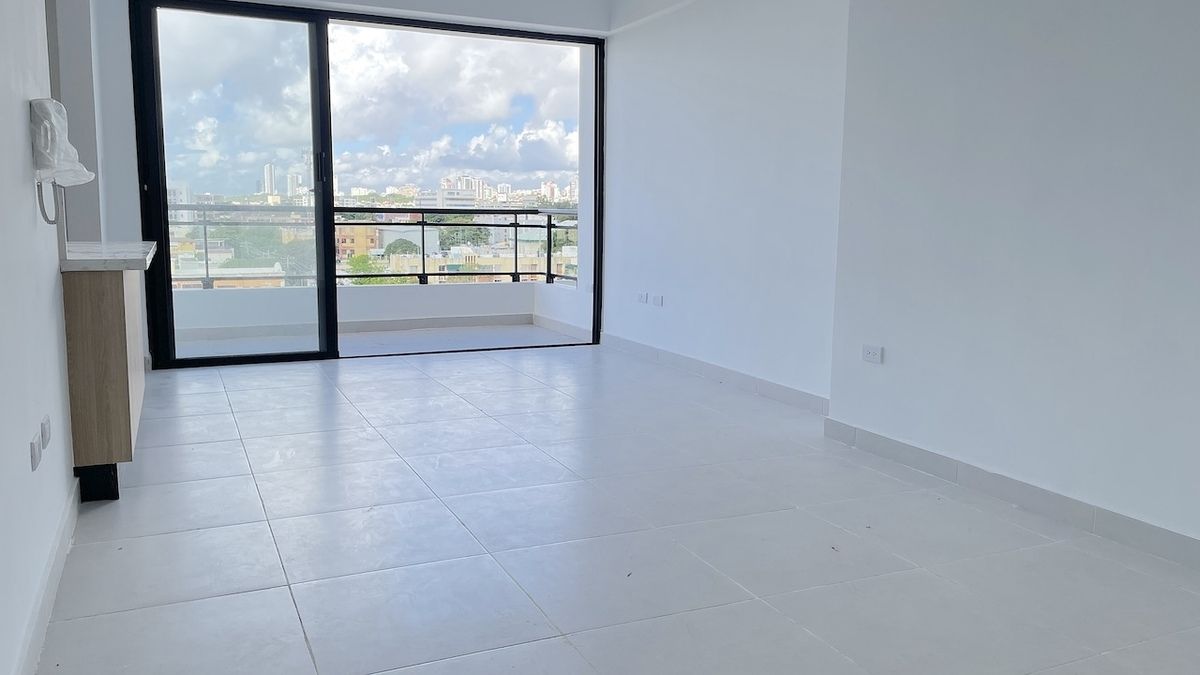 4 de 23: Sala-Comedor y balcon frontal ao fondo