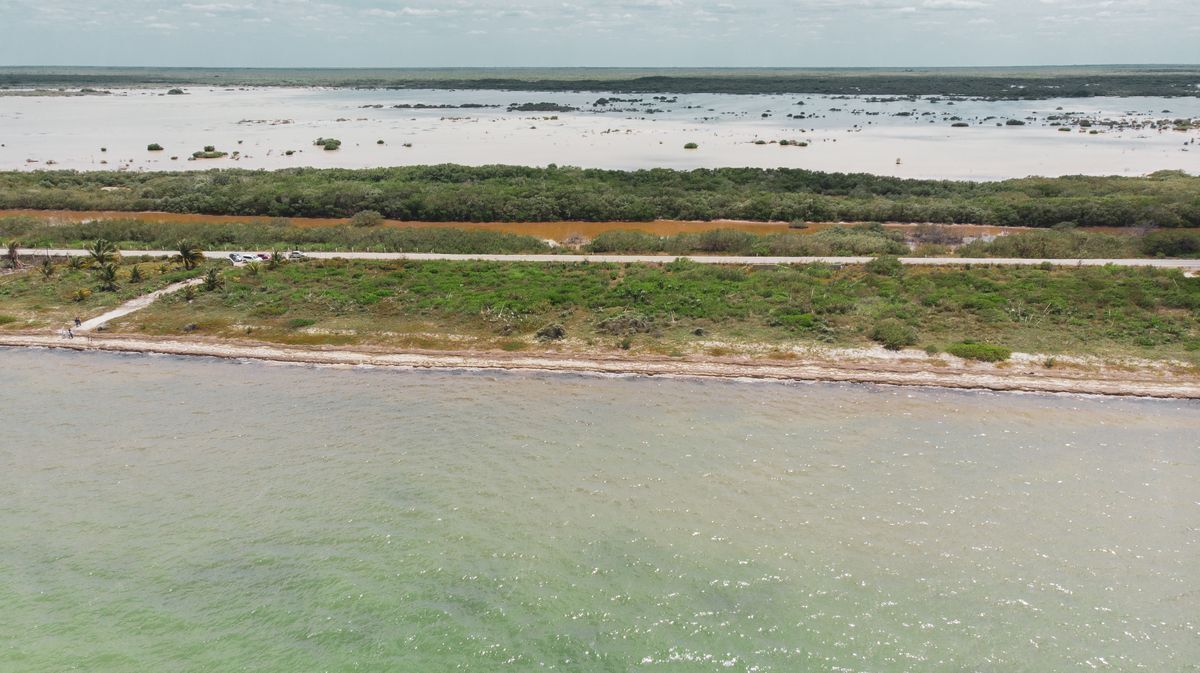 2 of 19: Área de club de playa 