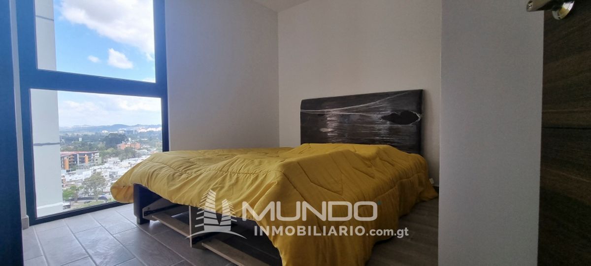 12 de 16: Habitación secundaria con ventanal de piso a techo