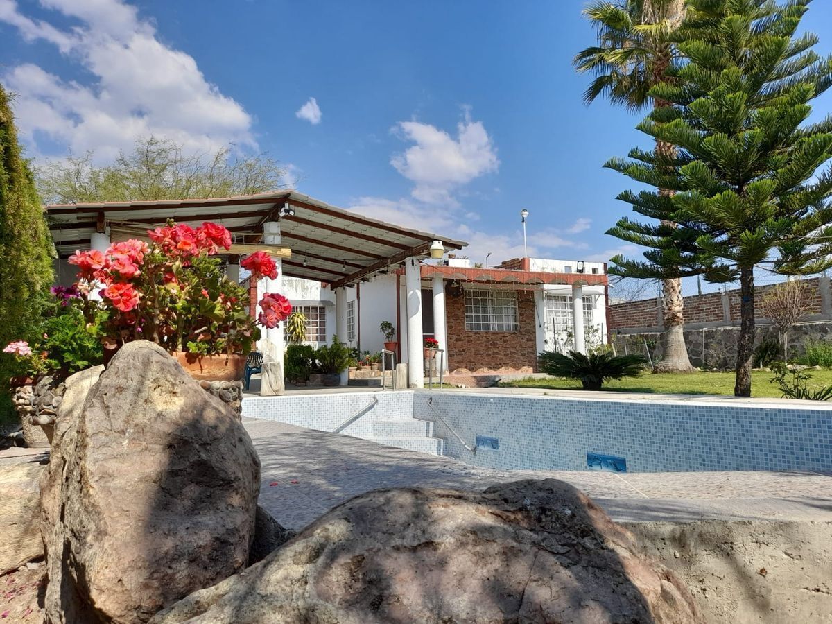 Casa con Terreno en VENTA en Comanjilla muy cerca de la carretera