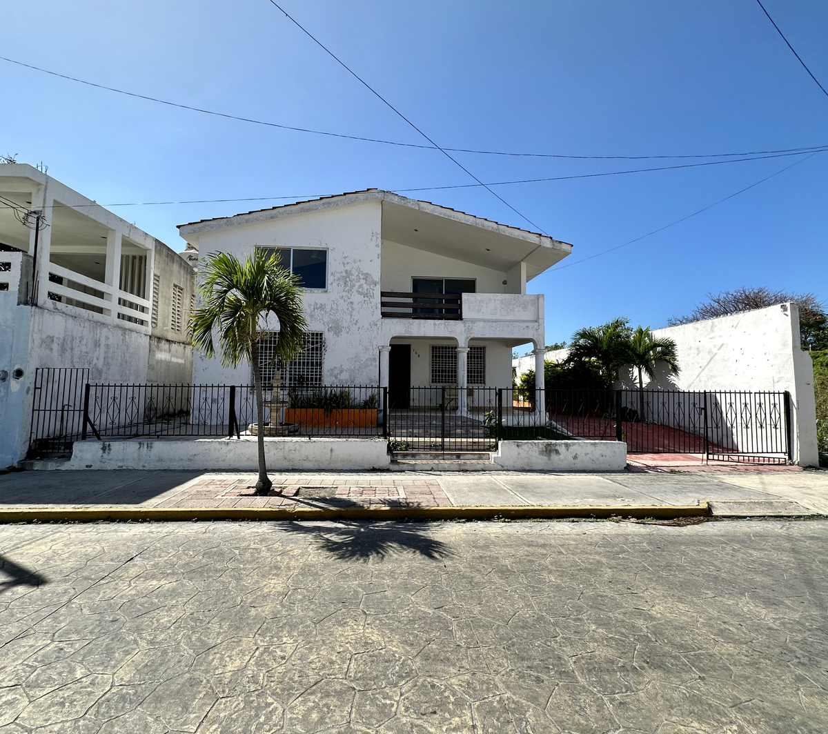 Casa en venta sobre calle principal de acceso de Mérida al Malecón de  Progreso.