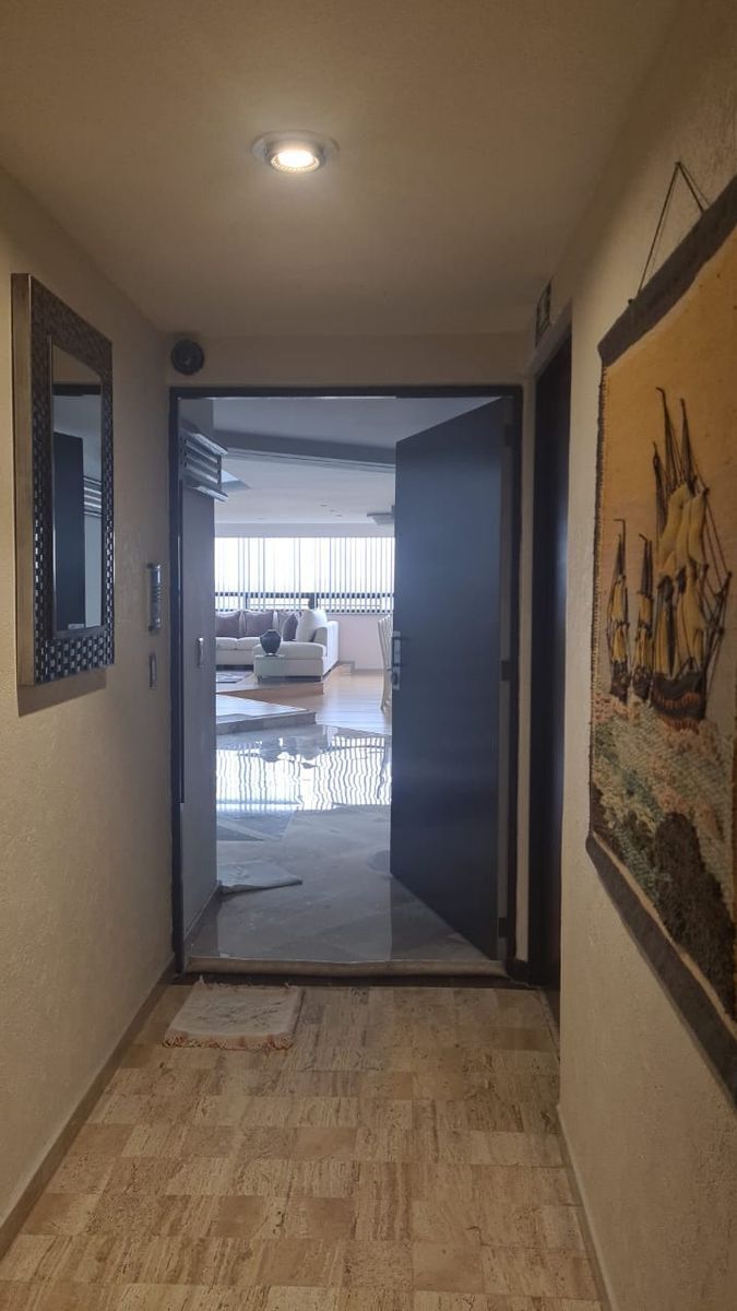 5 of 14: Puerta de seguridad principal