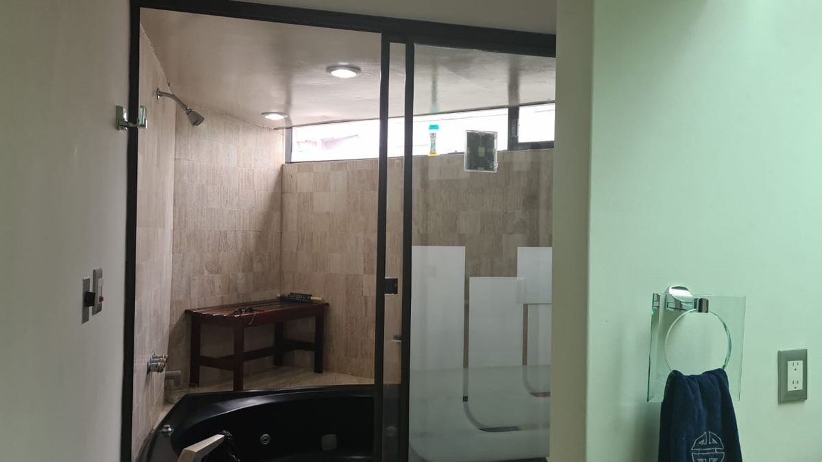 6 of 14: Baño principal con jacuzzi y vapor