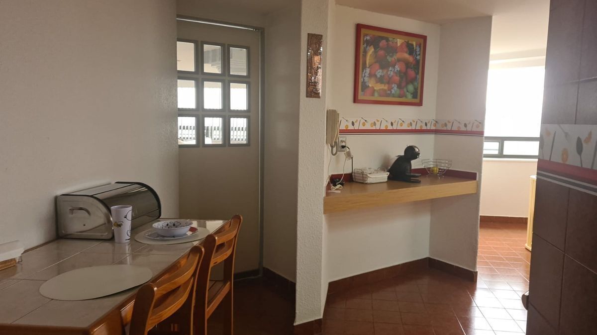1 of 14: Acceso de cocina y antecomedor