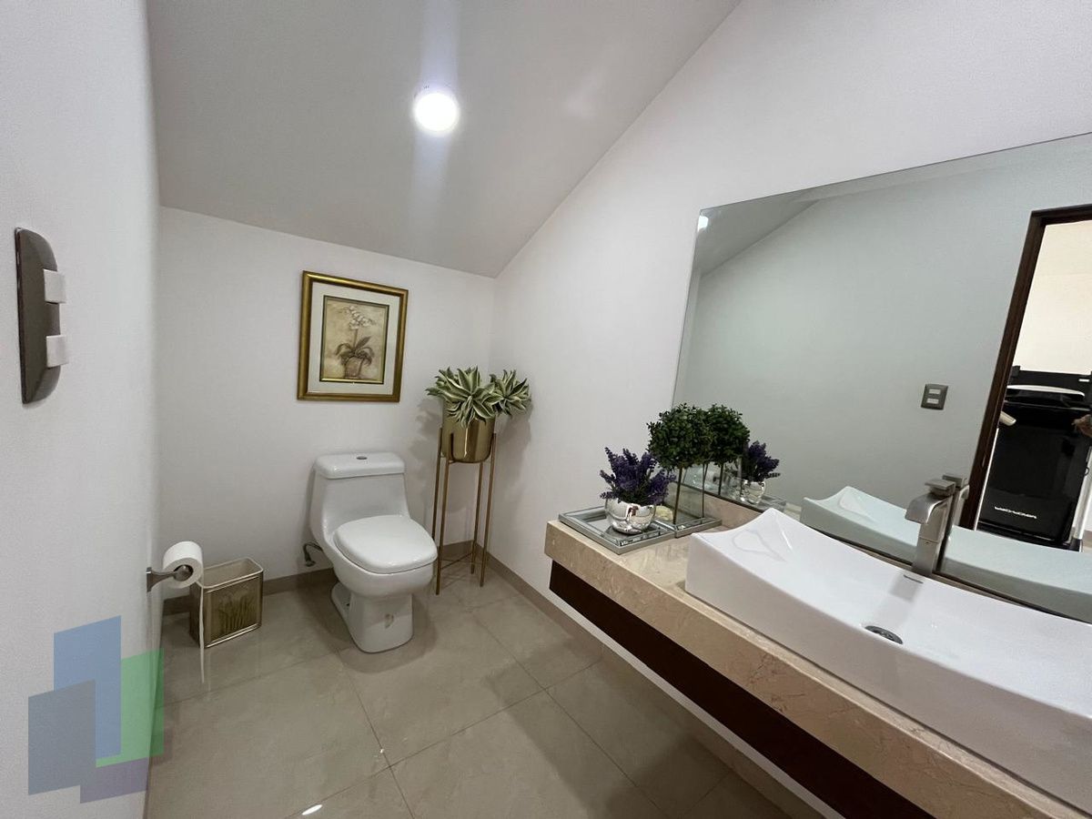 6 de 33: BAÑO DE VISITAS