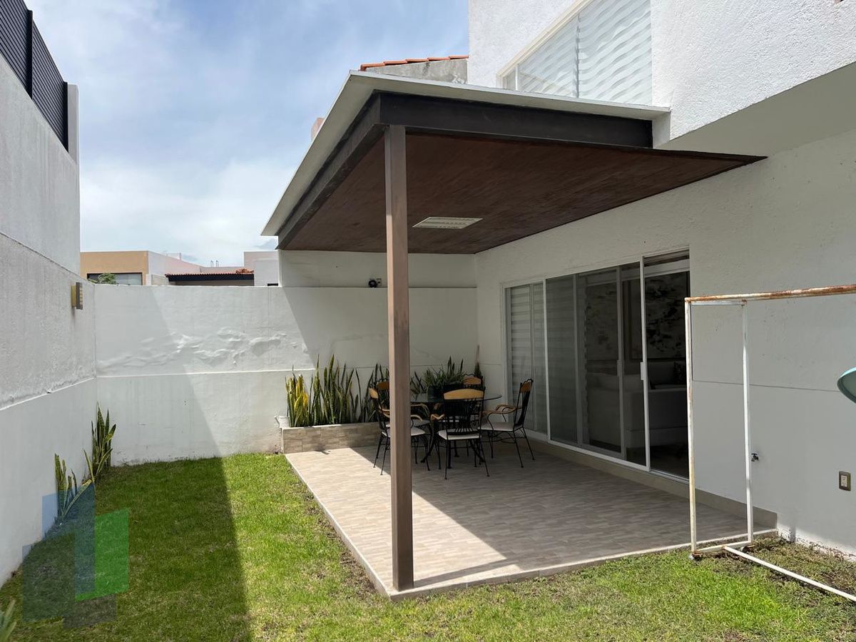 29 de 33: TERRAZA Y JARDIN