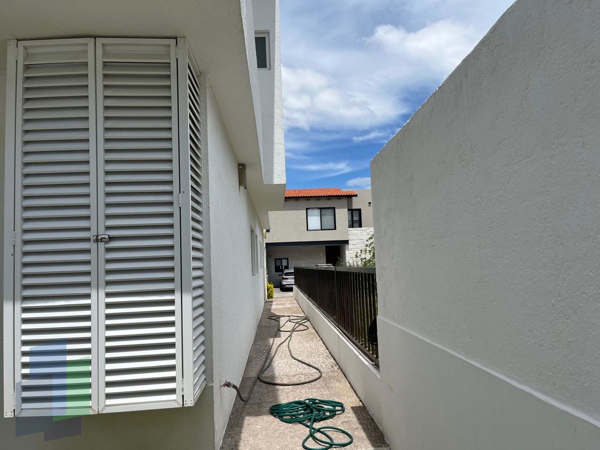 31 de 33: PASILLO LATERAL